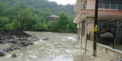 Sinop Ayancık’ta boşaltılan köylerde bazı evlerin girişleri suyla doldu