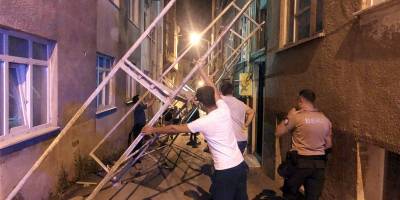 Sinop'ta Kamyonetin Çarptığı İskele Apartmana Devrildi