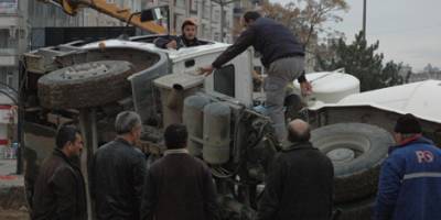 ZEMİN ÇÖKTÜ BETON MİKSERİ YAN YATTI