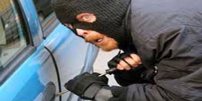 HIRSIZI OTOMOBİLE KİLİTLEYİP POLİSE YAKALATTI