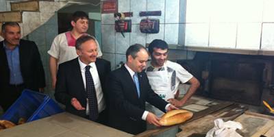 ÇAĞATAY KILIÇ, FIRINDA EKMEK PİŞİRDİ