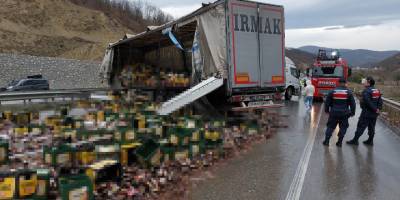 Kazada yola dökülen bira şişeleri yolu kapattı