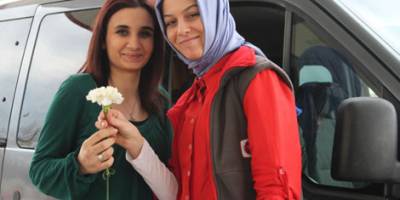 KADINLAR GÜNÜNE RAMİS GENÇ PETROL’DEN KARANFİLLİ KUTLAMA