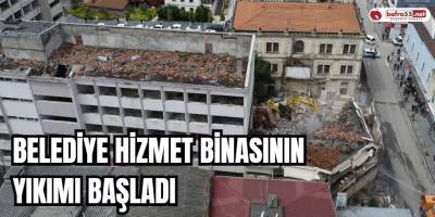 Belediye hizmet binasının yıkımı başladı