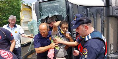 Samsun'da Devrilen mıcır yüklü kamyonun sürücüsünü itfaiye camı kırarak çıkarttı