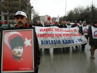 Birleşik Kamu-işten  sendika yasası  protestosu