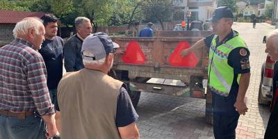 Sinop'ta Jandarmadan traktör sürücülerine reflektör desteği