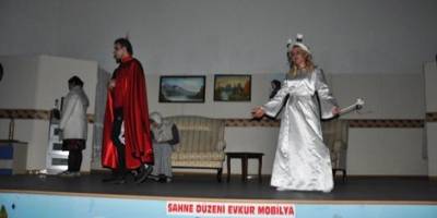 “ENTRİKALI KOMEDYASI" OYUN SAHNELENDİ