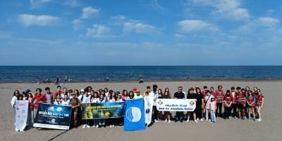 Günde 2 Ton Çöp Toplanan Sahili Gönüllü Olarak Temizlediler