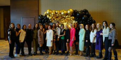 "Güçlü Kadınlar Işıltı Paneli"