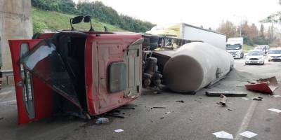 Samsun'da çimento yüklü tanker devrildi: 1 yaralı