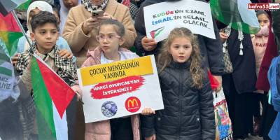 'Dünya Şehit Çocuklar Günü'nde Filistinli çocuklar için yürüdüler