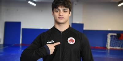 Milli güreşçi Alperen Berber'den gümüş madalya