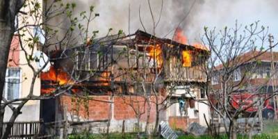 BAFRA'DA İKİ KATLI BİNA KÜL OLDU