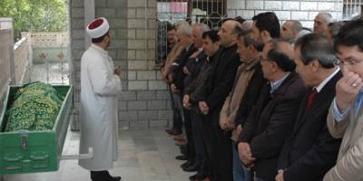 SÜLEYMAN ODABAŞ SEVENLERİNİN OMZUNDA UĞURLANDI