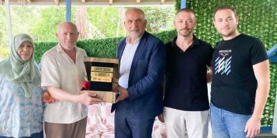 Başkan Sandıkçı’dan hacılara Kur’an-ı Kerim ve Türk bayrağı hediyesi