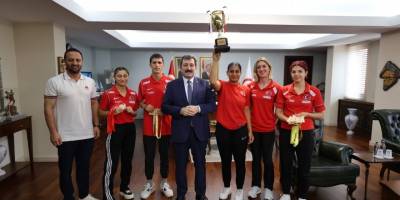 Vali Tavlı’dan Türkiye’nin gururu özel sporculara tebrik