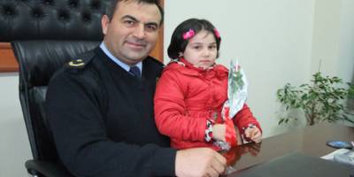 MİNİKLERDEN POLİS AMCALARA ZİYARET