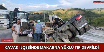 Kavak İlçesinde Makarna Yüklü Tır Devrildi