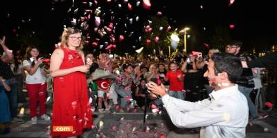 MİLLİ MAÇTA EVLENME TEKLİFİ