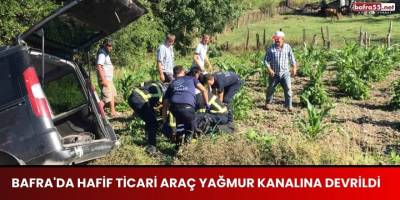 Bafra'da Hafif Ticari Araç Yağmur Kanalına Devrildi