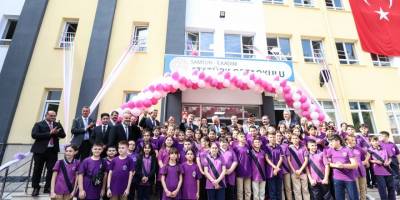 Vali Tavlı, öğrencilerin ders kitaplarının dağıttı