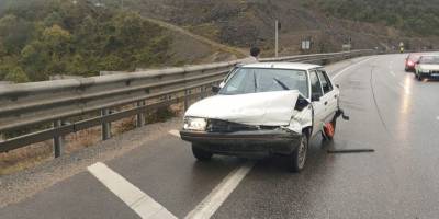 Samsun'da otomobil bariyere çarptı: 3 yaralı