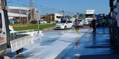 Boya kutuları yola saçıldı, yol beyaza boyandı