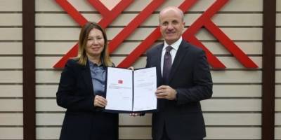 Rektör Fatma Aydın mazbatasını aldı