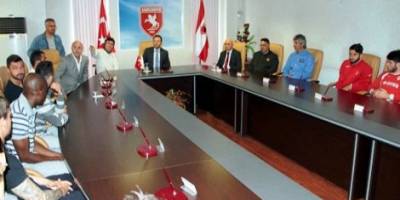 VALİ AKSOY’DAN SAMSUNSPOR’A MORAL ZİYARETİ