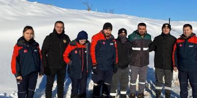 Boyabat’ta Kara Saplanan Araçtan 4 Kişi Kurtarıldı