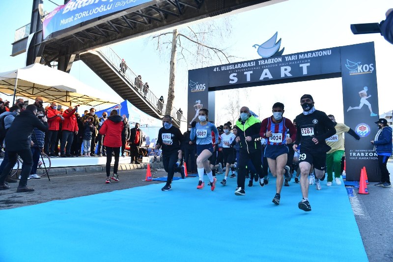 1-uluslararasi-trabzon-yari-maratonu-kosuldu-001.jpg