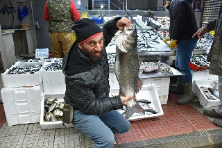 19-kiloluk-levrek-sevindirdi-1.jpg