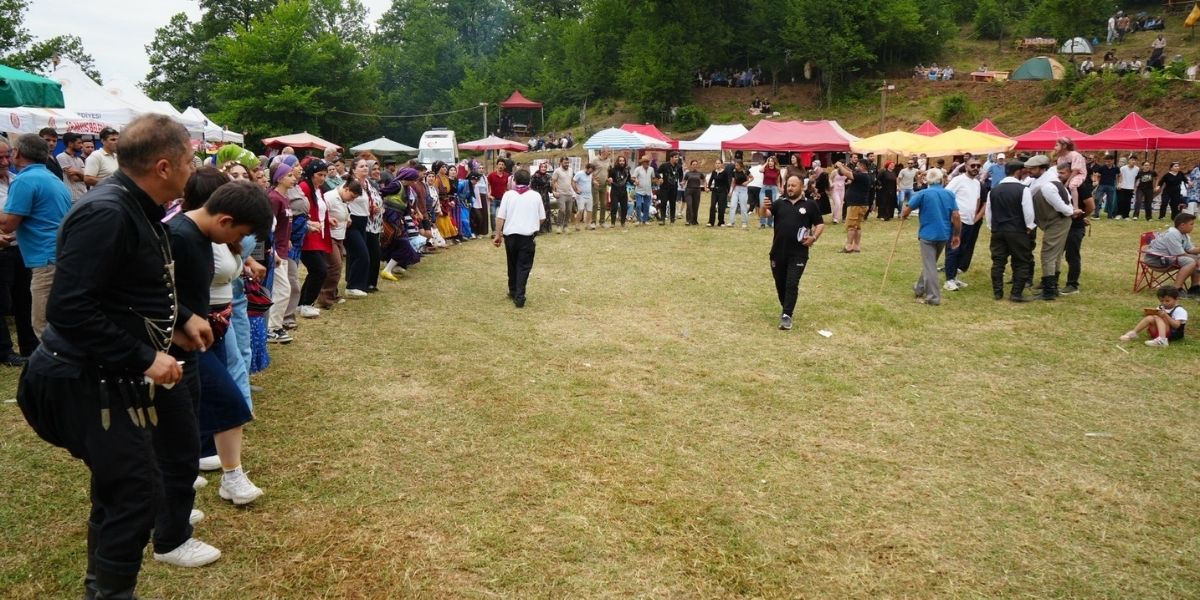 19-mayista-duzkoy-kadirga-senligi-coskusu-002.jpg