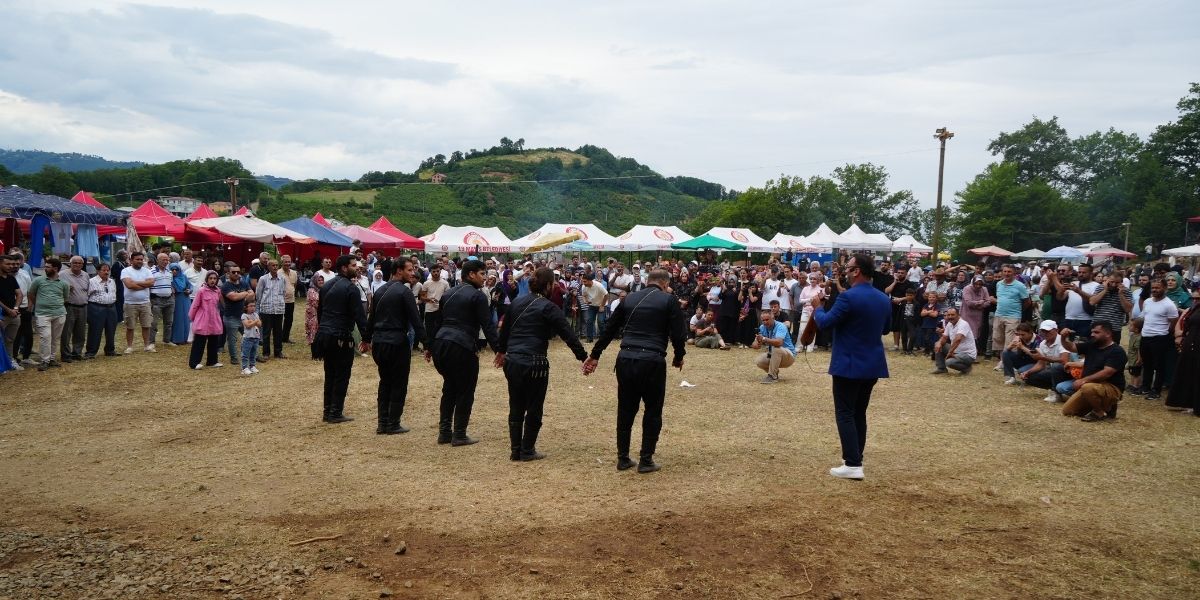 19-mayista-duzkoy-kadirga-senligi-coskusu-004.jpg