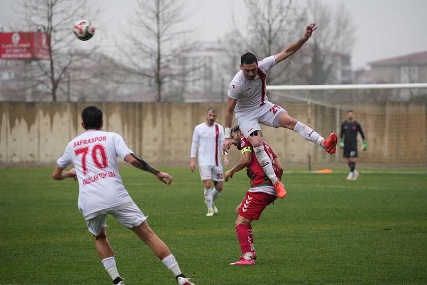 1930-bafraspor-sahasinda-turhalsporu-2-0-maglup-etti-8.jpg