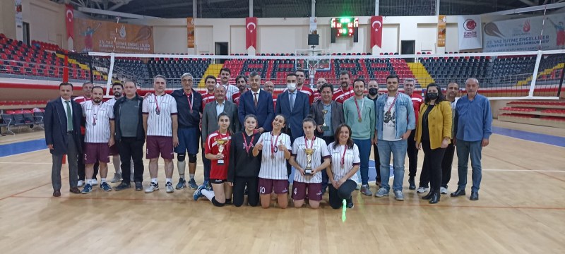 24-kasim-ogretmenler-gunu-nedeni-ile-gerceklestirilen-voleybol-turnuvasi-dun-yapilan-kapanis-maclari-ile-son-buldu-001.jpg