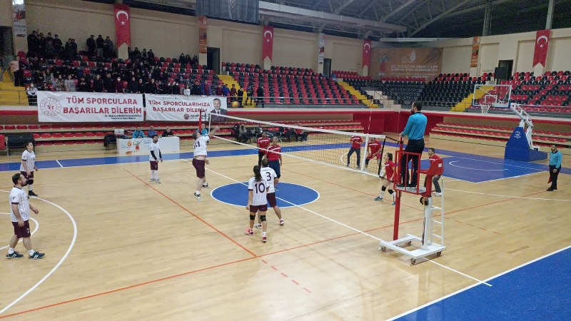 24-kasim-ogretmenler-gunu-nedeni-ile-gerceklestirilen-voleybol-turnuvasi-dun-yapilan-kapanis-maclari-ile-son-buldu-002.jpg