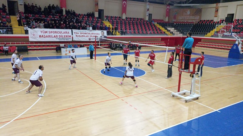 24-kasim-ogretmenler-gunu-nedeni-ile-gerceklestirilen-voleybol-turnuvasi-dun-yapilan-kapanis-maclari-ile-son-buldu-003.jpg