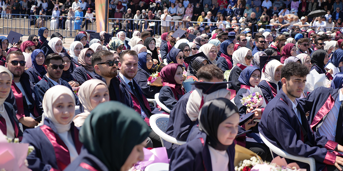 320-ilahiyat-ogrencisi-mezuniyet-heyecani-yasadi-2.jpg