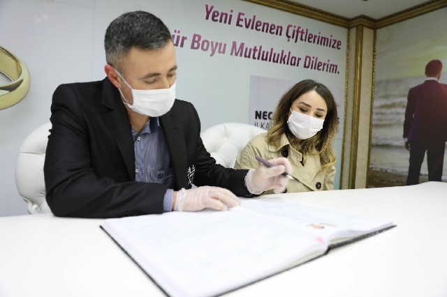 Koronavirüse Karşı Maskeli Eldivenli Nikah