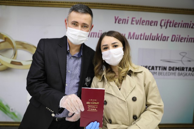 Koronavirüse Karşı Maskeli Eldivenli Nikah