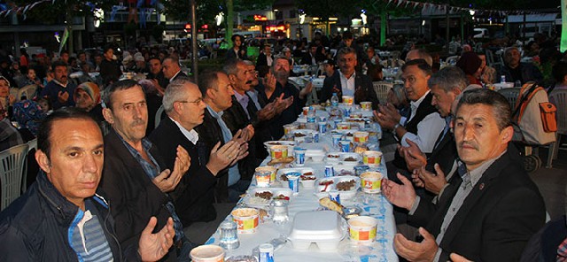 4-bin-kisi-ayni-anda-iftar-acti-bafra55-net.jpg