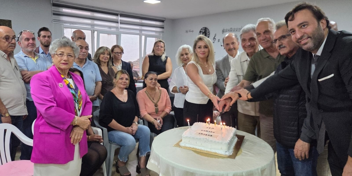 44-sanatci-ayni-cati-altinda.jpg