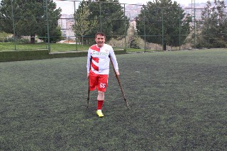 7-yasinda-sag-bacagini-kaybetti-futbolla-zirveye-ulasti_7635_dhaphoto2.jpg