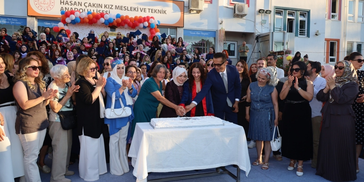 75-yil-mezunlari-gururla-keplerini-atti-001.jpg