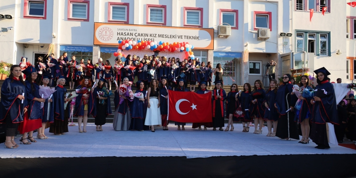 75-yil-mezunlari-gururla-keplerini-atti-006.jpg