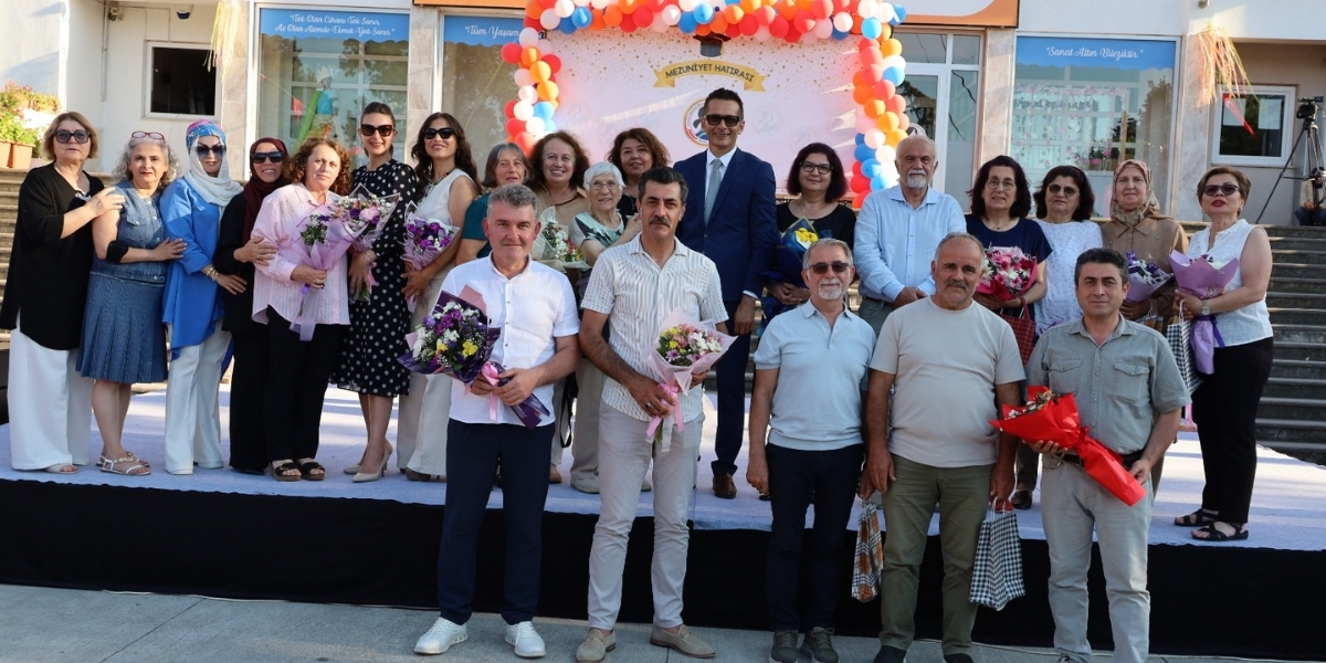 75-yil-mezunlari-gururla-keplerini-atti-026.jpg