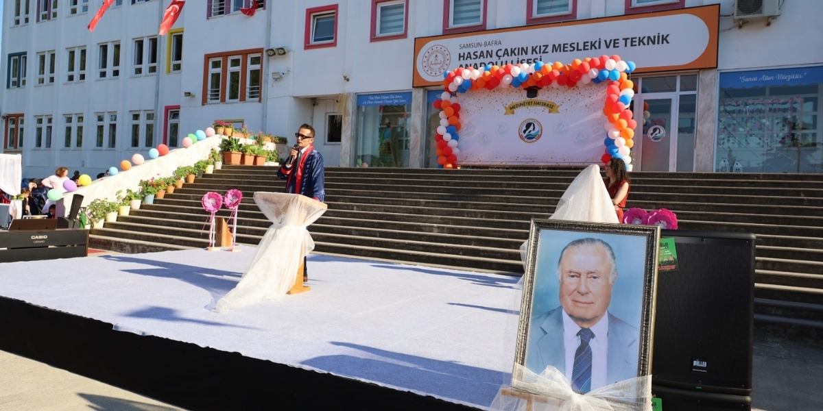 75-yil-mezunlari-gururla-keplerini-atti-027.jpg