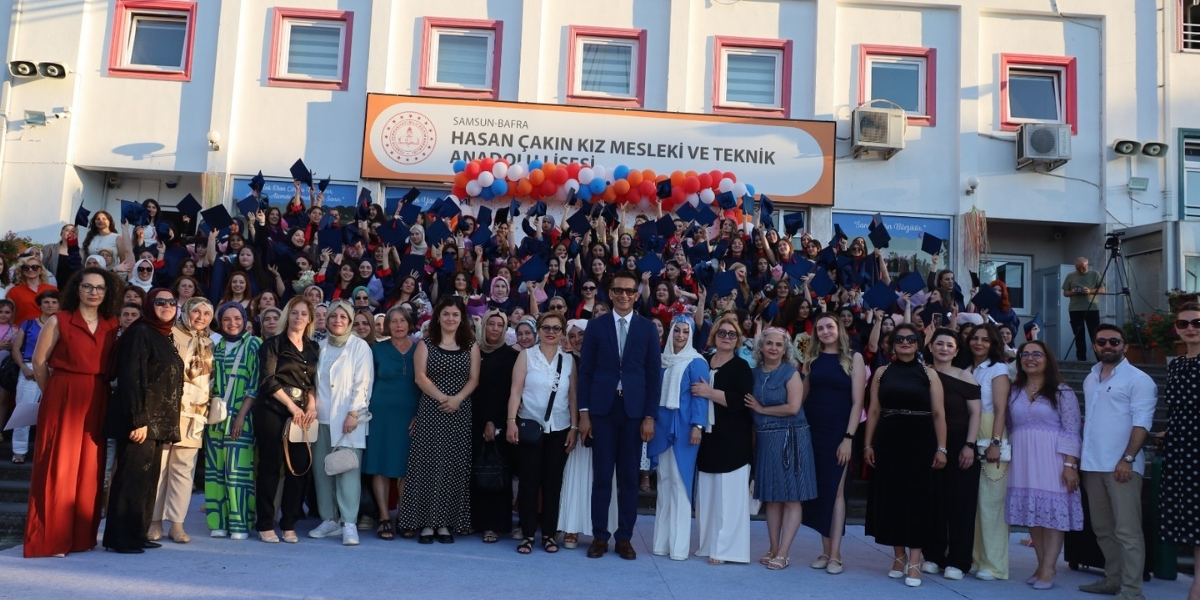 75-yil-mezunlari-gururla-keplerini-atti.jpg